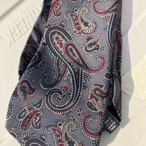 Elegant Paisley Tie in Gray and Red